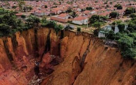 Hố sụt khổng lồ nuốt chửng thị trấn Brazil