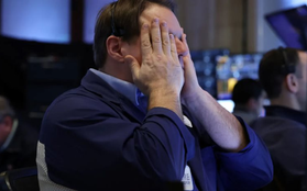 Thị trường chứng khoán Mỹ rung chuyển: Dow Jones có lúc giảm 1.000 điểm, Nasdaq rơi thẳng đứng chạm đáy 3 năm khi nỗi lo suy thoái kinh tế bùng phát