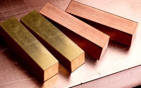 Giá vàng liên tục lập kỷ lục nhưng vẫn thua xa một kim loại được ví như 'Tiến sĩ kinh tế', triển vọng sắp tới ra sao?