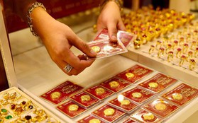 Giá vàng tăng thẳng đứng, chuyên gia nước ngoài: “Người nào giờ mới mua vàng thì như ăn cỗ mà đến muộn một chút!”