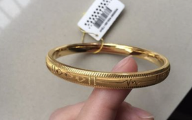 Người phụ nữ chi 300 triệu mua vòng vàng, vừa rời đi thì bị cửa hàng kiện: Chúng tôi không bán mức giá này