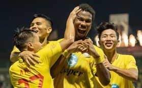 Cầu thủ Việt kiều Lào lần đầu tiên đá chính ở V.League