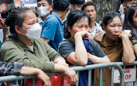 Người thân 24 bị cáo vụ "quái xế" tông cô gái chờ đèn đỏ bật khóc nhìn con em bị dẫn giải