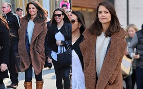 Katie Holmes rạng rỡ với mặt mộc sau chuyến bay dài