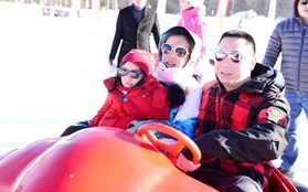 Phát sốt với loạt ảnh trượt tuyết của gia đình Triệu Vy