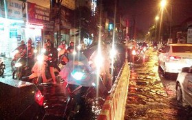 Hà Nội ngập sâu sau mưa cực lớn tối nay
