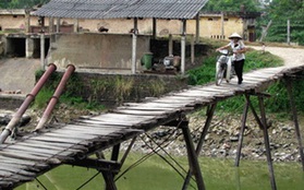 Rơi khỏi "cầu khỉ" bị nước cuốn trôi ở Hà Nội