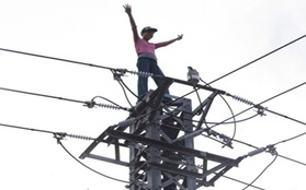 Nghẹt thở tìm cách giải cứu người phụ nữ trên đỉnh cột điện