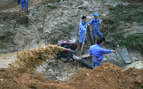 Vỡ đường ống dẫn nước, hàng nghìn hộ dân Hà Nội mất nước