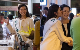 Á hậu Quốc tế Thúy Vân ôm hôn mẹ thắm thiết ngay sân bay sau khi trở về nước