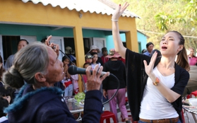 Mỹ Tâm vô tư hát múa với các cụ già trong chuyến từ thiện tại quê ngoại 