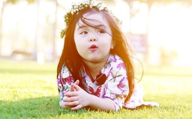 Chùm ảnh cực xinh của cô bé 2 tuổi từng gây sốt với bản cover "Mình yêu nhau đi"