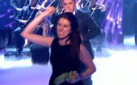 Britain's Got Talent: Cựu thí sinh xông lên sân khấu ném trứng Simon Cowell