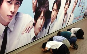 Fan cuồng Nhật Bản quỳ lạy... poster thần tượng