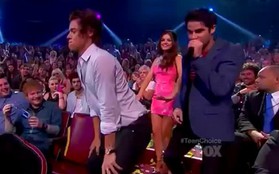 Harry Styles (1D) trổ tài... ngoáy mông tại "Teen Choice Awards"
