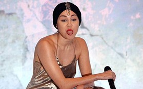 Ăn mặc kín đáo biểu diễn, Miley bị "ném đá" vì... nhàm chán