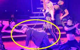 Britney xích cổ và dắt bạn trai... bò quanh sân khấu