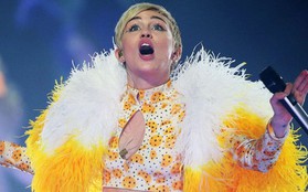 Miley suýt dập mặt trên sân khấu