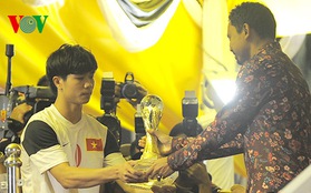 Công Phượng nhận giải cầu thủ xuất sắc nhất Cup Hassanal Bolkiah