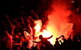 Chùm ảnh: CĐV Thổ Nhĩ Kỳ "đốt cháy" sân Arsenal bằng pháo sáng