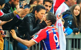 Giải tỏa cơn khát bàn thắng, Lewandowski được vợ "thưởng nóng" trên sân