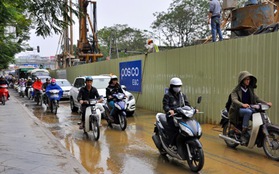 Hà Nội: Bùn đất từ công trường tràn ra đường Xuân Thủy, giao thông gặp khó khăn