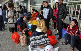 Hà Nội: Người dân vạ vật đợi xe về Tết với gia đình
