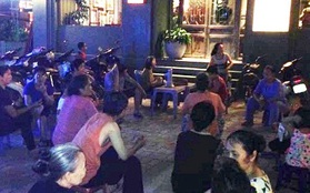 Hàng chục người bao vây, đòi quán Cộng cà phê trên đường Lê Văn Lương đóng cửa 