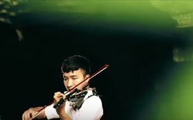 “Mãn nhãn” với clip chàng trai say sưa kéo violin giữa Hang Én hùng vĩ