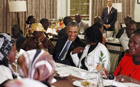 Tổng thống Obama vui vẻ trong vòng tay người thân ở quê nhà Kenya