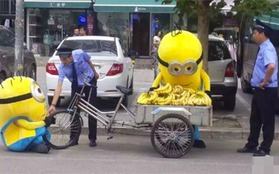 Hai chú Minion bị cảnh sát bắt khi đang đi bán chuối