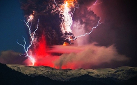 Cảnh tượng ngoạn mục "ngoài hành tinh" khi núi lửa phun trào