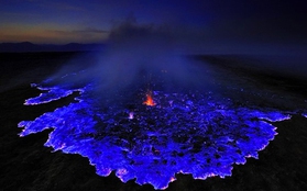 Vẻ đẹp đáng sợ của núi lửa khi phun trào "dung nham màu xanh"