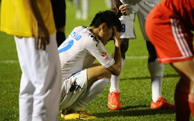 Cầu thủ Hà Nội T&T khóc như mưa vì xoạc bóng khiến Abass gãy chân