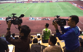 Thua trận cay đắng, fan Việt ném chai lọ vào CĐV Thái Lan
