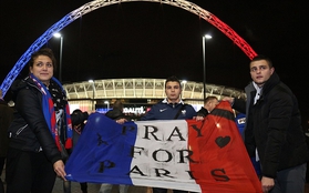Sân Wembley "đổi màu" tưởng nhớ nạn nhân vụ khủng bố đẫm máu ở Paris