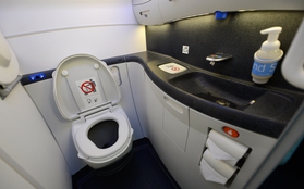 Giải đáp bí ẩn lớn nhất về toilet trên máy bay