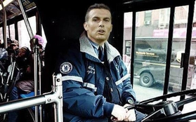 Ảnh chế: Pedro trở thành "bác tài" lái "xe buýt" Chelsea