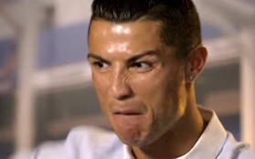 Biểu cảm khó đỡ của Ronaldo khi nói về giây phút Sir Alex "bốc hỏa"