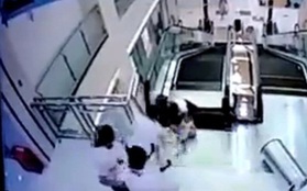Video shock: Mẹ hi sinh mạng sống cứu con trước khi bị thang cuốn "nuốt chửng"