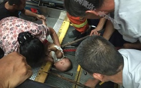 Trung Quốc: Bé 12 tháng tuổi bị thang cuốn kẹp tay 