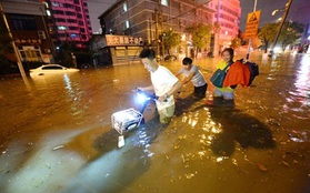Chùm ảnh: Người dân lao đao trong trận mưa lũ nghiêm trọng