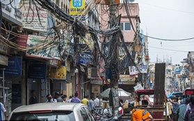 Phát hoảng với đường dây điện chằng chịt như mạng nhện trên đường phố Ấn Độ