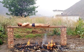 Nam thanh niên nằm trên đống lửa để đốt chết tế bào ung thư