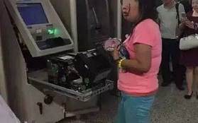 Người phụ nữ dùng tay phá tan cây ATM vì bị nuốt mất thẻ