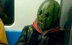Chàng trai người Trung Quốc thích đội dưa hấu làm náo loạn tàu điện ngầm