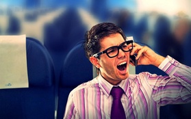 Dùng điện thoại trên máy bay có thật sự nguy hiểm?
