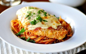 Ăn mì spaghetti với gà nướng phô mai hấp dẫn