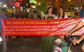 Gặp cô gái xinh xắn mặc váy lá dừa giữa Sài Gòn