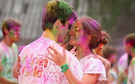 Teen Nga thi ném bột màu trong lễ hội "Colorfest"